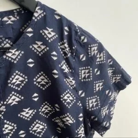 GAP · NAVY PINTUCK PRINTED SHORT SLEEVE - SIZE S - Picture 6 of 9